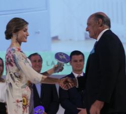 Doña Letizia entrega el Premio Nacional a la Pequeña y Mediana Empresa de la Industria del sector de la moda, a Neck & Neck, lo recoge Enrique Zam