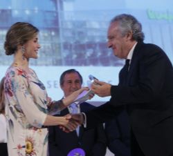 Doña Letizia entrega el Premio Nacional Honorífico a la Gran Empresa del sector de la moda a El Corte Inglés S.A., lo recoge Leopoldo del Nogal, conse