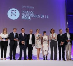 Su Majestad la Reina con los galardonados en los Premios Nacionales de la Moda