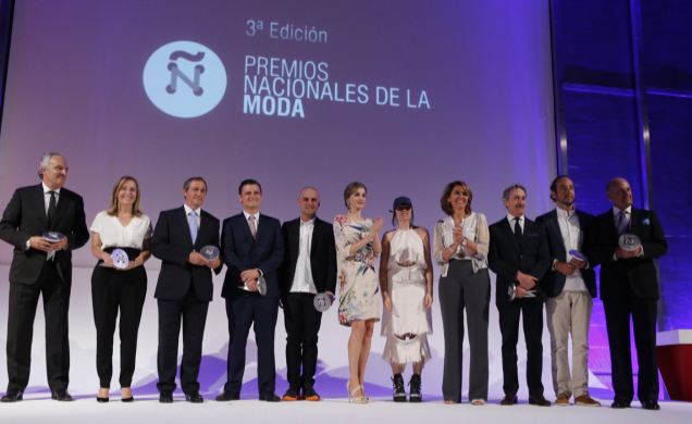 Su Majestad la Reina con los galardonados en los Premios Nacionales de la Moda
