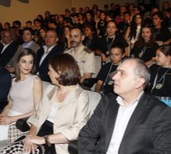 Su Majestad la Reina en primera fila de asientos conversa con la directora de la Fundación Princesa de Asturias