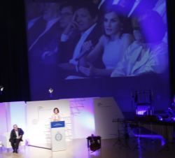 Su Majestad la Reina durante el turno de preguntas, tras la intervención de la directora de la Fundación Princesa de Asturias y la conferencia del vio