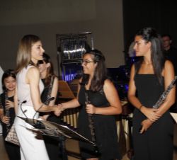 Su Majestad la Reina saluda a los alumnos del conjunto de oboes