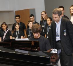 Su Majestad la Reina durante su visita al aula "Purita de la Riva"