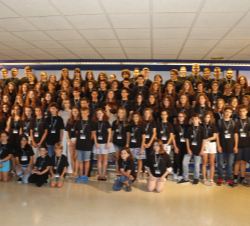 Fotografía de grupo de Su Majetsad la Reina con los alumnos de la Escuela Internacional de Música de la Fundación Princesa de Asturias