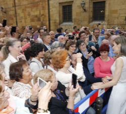Su Majestad la Reina saluda a los ovetenses a su salida del Conservatorio Superior de Música “Eduardo Martínez Torner”