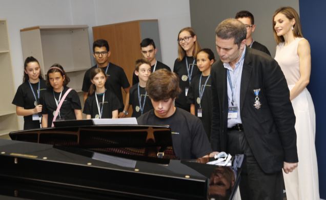 Su Majestad la Reina durante su visita al aula "Purita de la Riva"