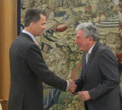 Su Majestad el Rey con Pedro Quevedo Iturbe, representante de Nueva Canarias (NCa)