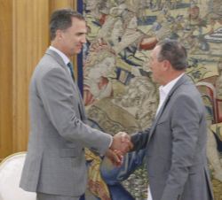 Su Majestad el Rey con Joan Baldoví Roda, representante de Compromís-Podemos-EUPV: A la valenciana