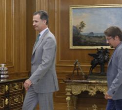 Su Majestad el Rey con Francesc Xavier Domènech, representante de En Comú Podem-Guanyem el Canvi