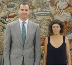 Su Majestad el Rey con Alexandra Fernández Gómez, representante de En Marea (PODEMOS-En Marea-ANOVA-EU)