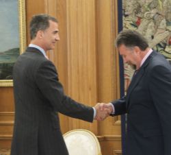 Su Majestad el Rey con Isidro Manuel Martínez Oblanca, representante de Foro Asturias (Foro de Ciudadanos-F.A.C.)