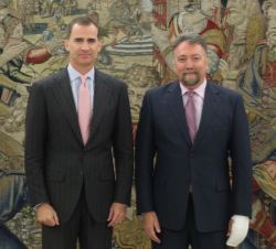 Su Majestad el Rey con Isidro Manuel Martínez Oblanca, representante de Foro Asturias (Foro de Ciudadanos-F.A.C.)