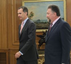 Su Majestad el Rey con Isidro Manuel Martínez Oblanca, representante de Foro Asturias (Foro de Ciudadanos-F.A.C.)