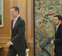 Su Majestad el Rey con Alberto Garzón, representante de Izquierda Unida (Unidos Podemos)
