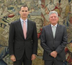 Su Majestad el Rey con Pedro Quevedo Iturbe, representante de Nueva Canarias (NCa)