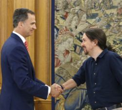 Su Majestad el Rey con Pablo Manuel Iglesias representante de Podemos (Unidos-Podemos)