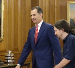 Su Majestad el Rey con Pablo Manuel Iglesias representante de Podemos (Unidos-Podemos)