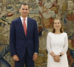 Su Majestad el Rey con la presidenta del Congreso de los Diputados, Ana Pastor