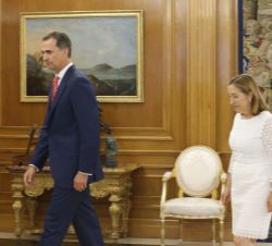 Su Majestad el Rey con la presidenta del Congreso de los Diputados, Ana Pastor