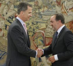 Su Majestad el Rey con Javier Esparza Abaurrea, representante de Unión del Pueblo Navarro (UPN)