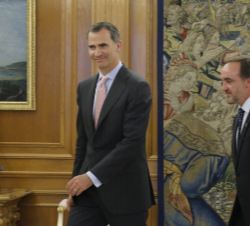 Su Majestad el Rey con Javier Esparza Abaurrea, representante de Unión del Pueblo Navarro (UPN)