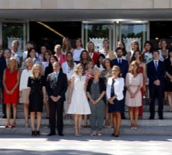 Fotografía de grupo de Su Majestad la Reina con las autoridades, premiados en la presente edición y una representación de los premiados en las últimas