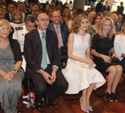Su Majestad la Reina en primera fila de asientos junto al ministro de Sanidad, Servicios Sociales e Igualdad en funciones, la presidenta de FEDEPE, la