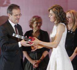 Su Majestad la Reina entrega el Premio 25 Aniversario al presidente de CaixaBank, Jordi Gual
