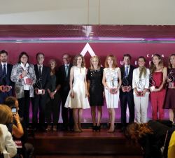 Fotografía de grupo de Su Majestad la Reina con las autoridades y los galardonados