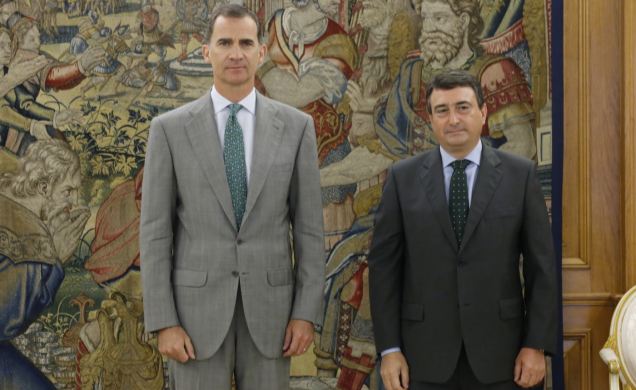 Su Majestad el Rey con Aitor Esteban, representante de Euzko Alderdi Jeltzalea-Partido Nacionalista Vasco (EAJ-PNV)