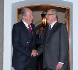 Saludo entre Don Juan Carlos y el Presidente electo de Perú, Pedro Pablo Kuczynski