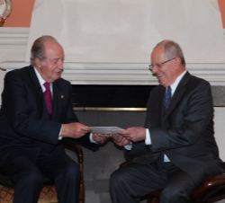 Don Juan Carlos entrega a Pedro Pablo Kuczynski una carta de Su Majestad el Rey