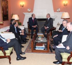 Encuentro entre Don Juan Carlos y Pedro Pablo Kuczynski, en compañía de las respectivas delegaciones