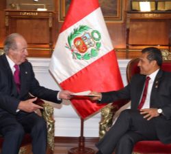 Don Juan Carlos entrega al Presidente saliente, Ollanta Humala, una carta de Su Majestad el Rey