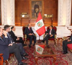 Encuentro entre Don Juan Carlos y el Presidente Humala, en compañía de las respectivas delegaciones