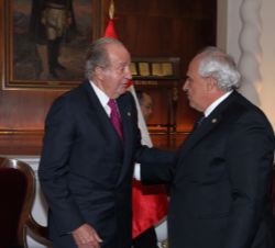 Don Juan Carlos conversa con el secretario general de UNASUR, Ernesto Samper, antes de la cena oficial