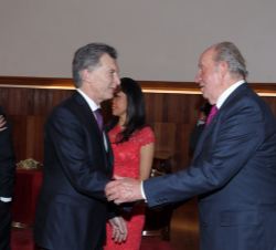 Saludo entre Don Juan Carlos y el Presidente de Argentina, Mauricio Macri, antes de la cena oficial