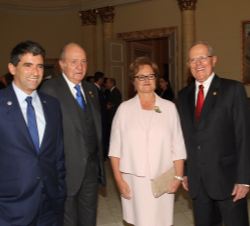 Don Juan Carlos, con el nuevo presidente de Perú, Pedro Pablo Kuczynski, su esposa Nancy y el vicepresidente de Uruguay, Raúl Sendic