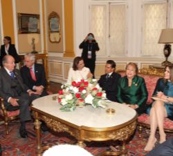Don Juan Carlos, junto a los dignatarios que asistieron a la toma de posesión, antes del almuerzo ofrecido por el nuevo Presidente de Perú