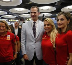 Don Felipe y Doña Letizia, con los deportistas españoles