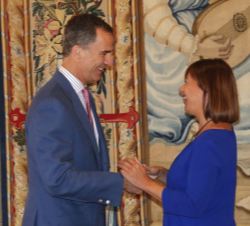 Su Majestad el Rey recibe el saludo de la presidenta de las Illes Balears, Francina Armengol