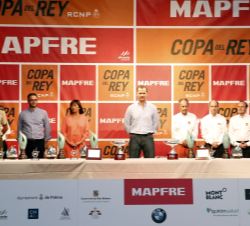 Su Majestad el Rey con las autoridades asistentes, momentos antes de dar comienzo la entrega de trofeos