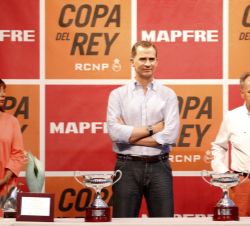 Su Majestad el Rey junto a la presidenta de las Illes Balears y el presidente del Real Club Náutico de Palma