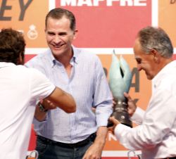 Su Majestad el Rey durante la ceremonia de entrega de trofeos