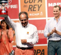 Su Majestad el Rey durante la ceremonia de entrega de trofeos