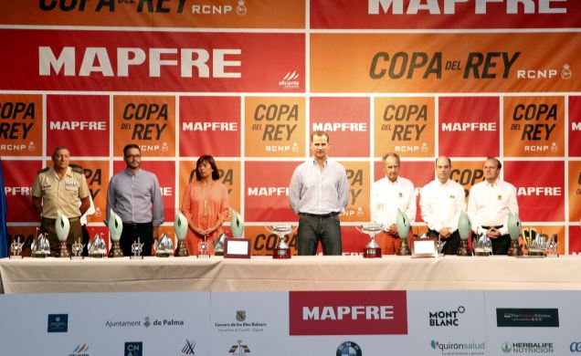 Su Majestad el Rey con las autoridades asistentes, momentos antes de dar comienzo la entrega de trofeos
