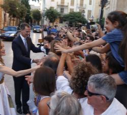 Sus Majestades los Reyes reciben el saludo de las personas que esperaban a su llegada al Palacio de La Almudaina