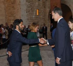 Sus Majestades los Reyes reciben el saludo de una representación de la sociedad balear