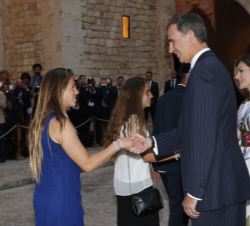 Sus Majestades los Reyes reciben el saludo de una representación de la sociedad balear